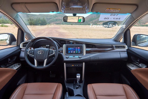 Toyota-Innova V-2016-trong-xe